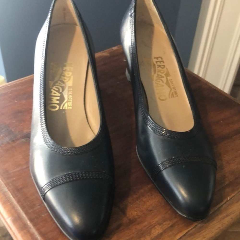 Salvatore Ferragamo size 71/2‎ AA navy leather pumps made in Italy low heel